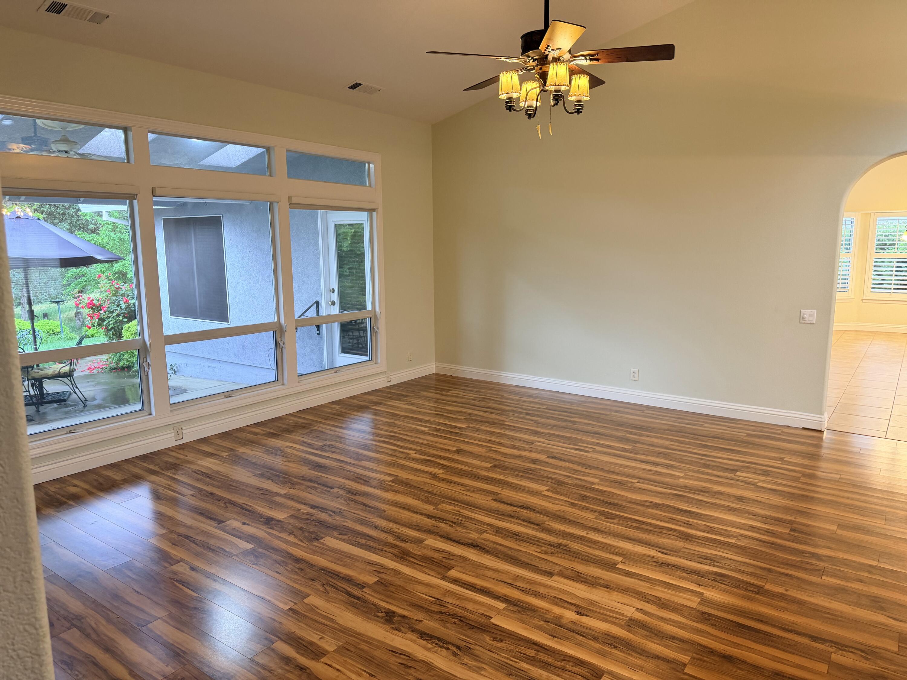 2995 Howard Drive Redding, CA 96001 - Photo 6 of 49 Livingroom