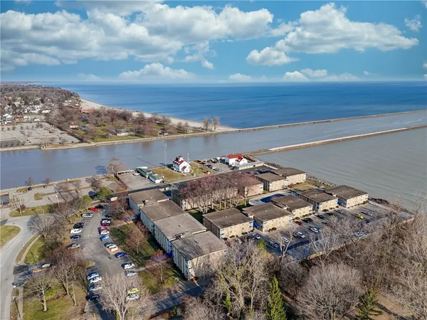 $159,900 | 1011 Westage At The Harbor, Irondequoit, NY 14617