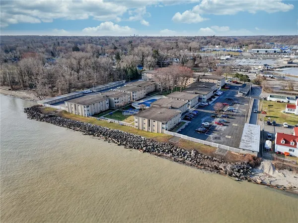 $159,900 | 1011 Westage At The Harbor, Irondequoit, NY 14617