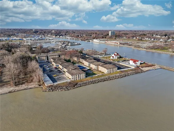 $159,900 | 1011 Westage At The Harbor, Irondequoit, NY 14617