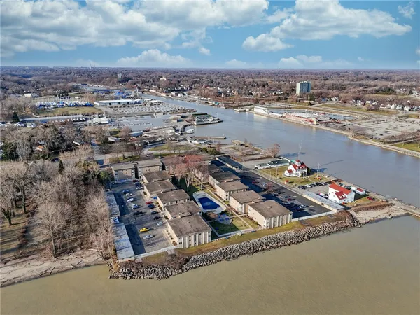 $159,900 | 1011 Westage At The Harbor, Irondequoit, NY 14617