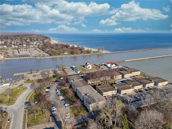 $159,900 | 1011 Westage At The Harbor, Irondequoit, NY 14617