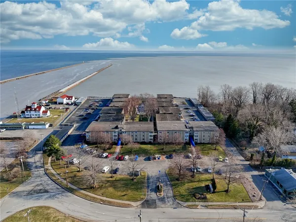 $159,900 | 1011 Westage At The Harbor, Irondequoit, NY 14617