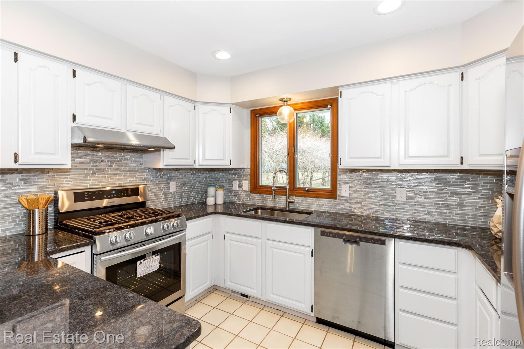9166 River Valley Road Brighton, MI 48116 - Photo 5 of 25 Gas stove