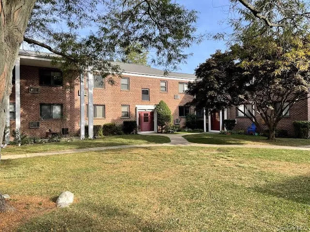 $1,975 | 22 Lawrence Drive, Unit C, White Plains, NY 10603