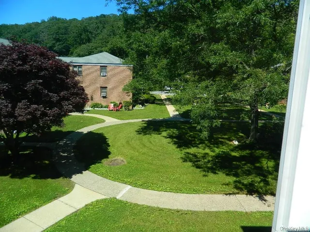 $1,975 | 22 Lawrence Drive, Unit C, White Plains, NY 10603