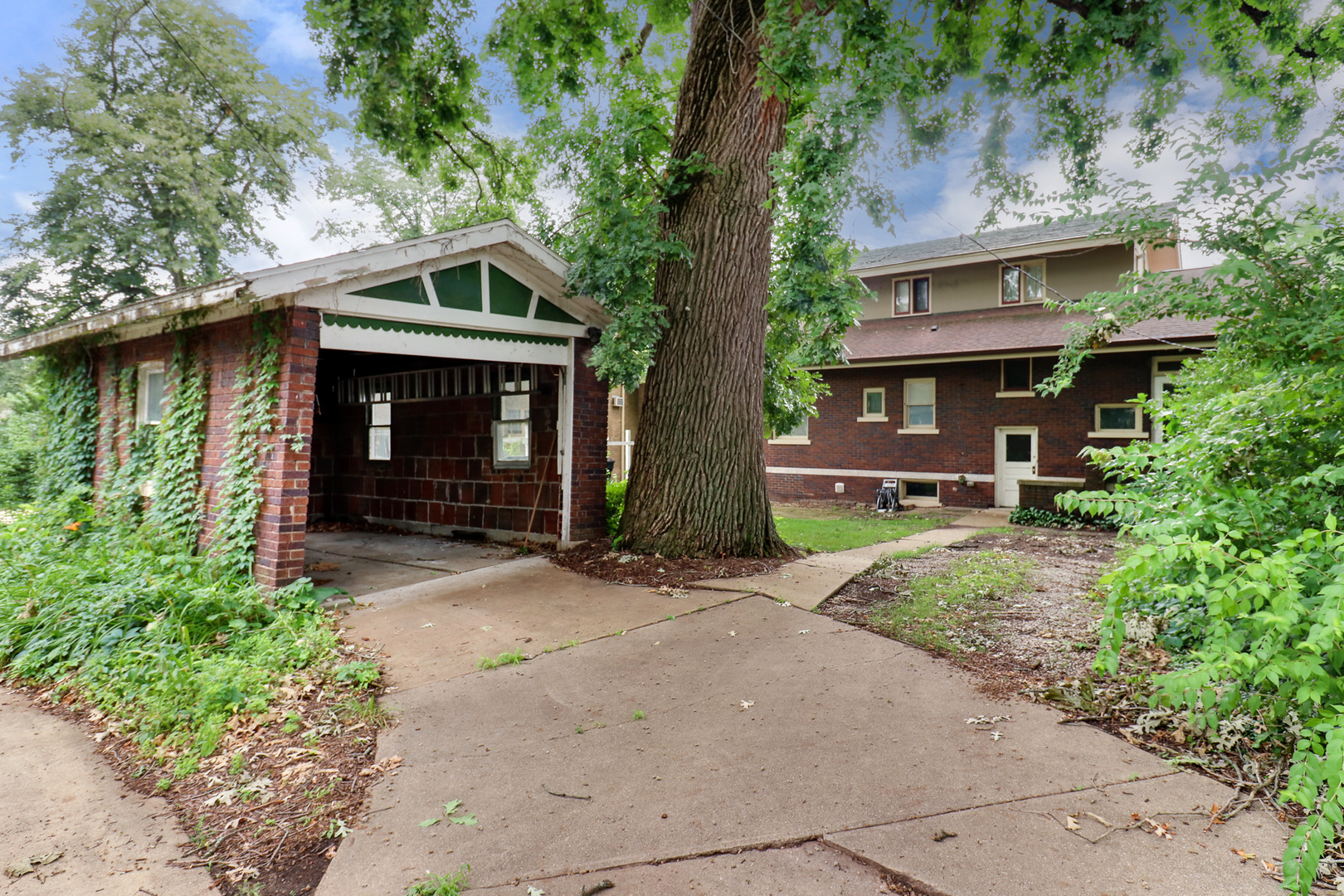 4 Clinton Place Normal, IL 61761 - Photo 31 of 38 a front view of a house with a yard