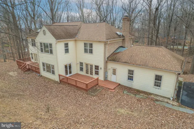 a view of empty room with windows and ceiling fan