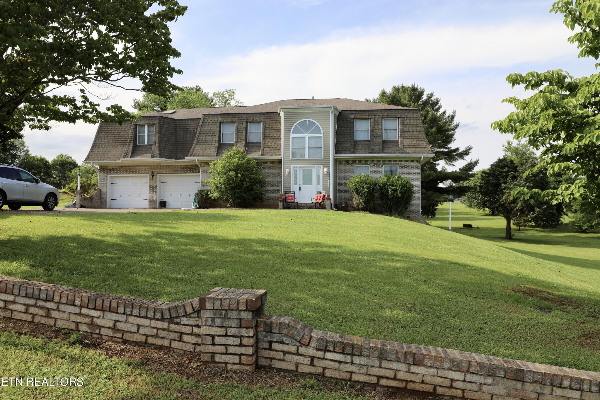 166 Donaldson Road Philadelphia, TN 37846 - Photo 2 of 42 a front view of a house with a yard