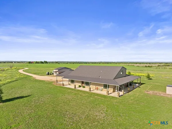 a view of a big room with a big yard