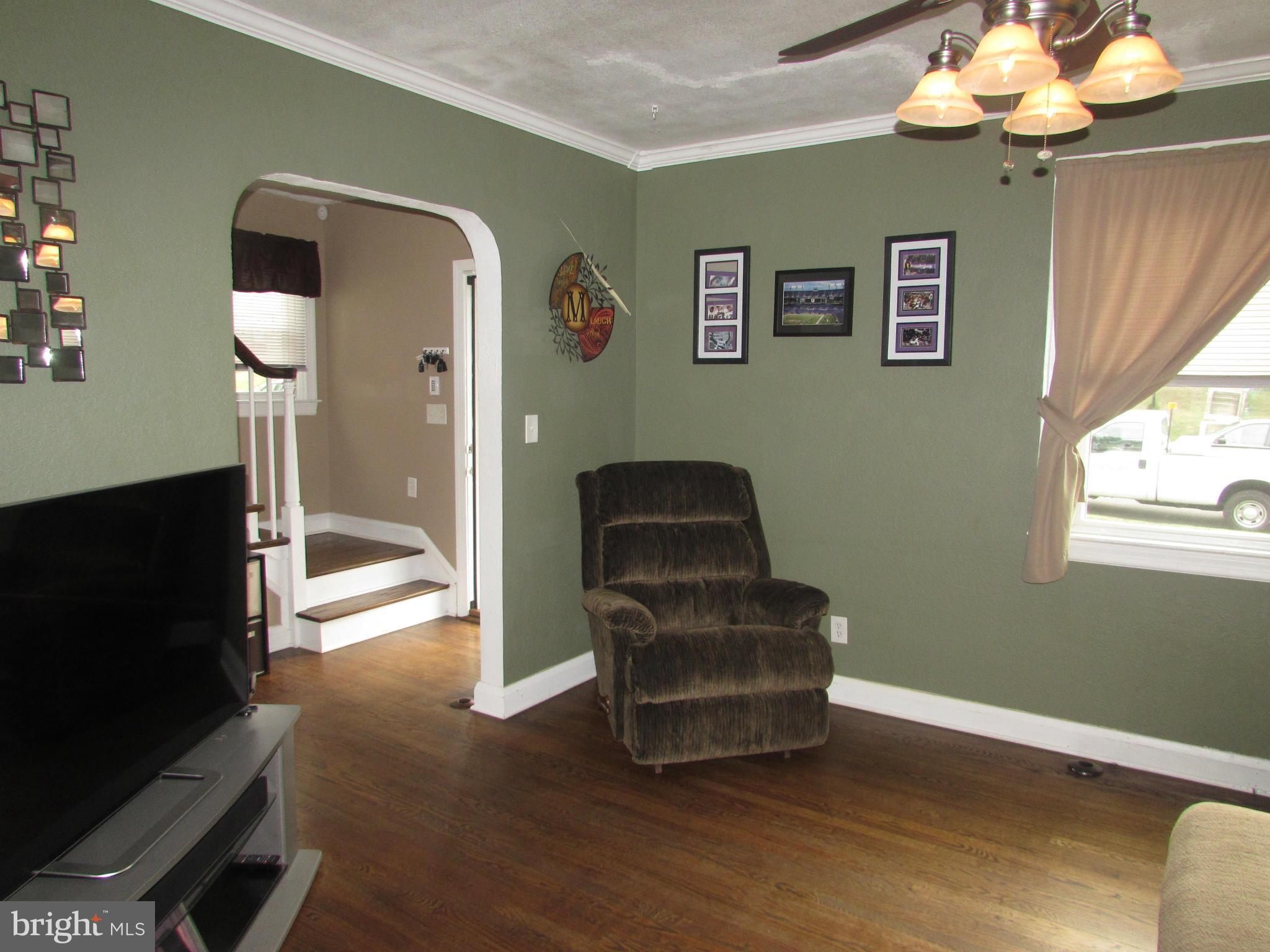 5537 Oakland Road Halethorpe, MD 21227 - Photo 3 of 26 Living Room