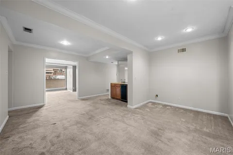 $325,000 | 250 South Brentwood Boulevard, Unit 1F, Clayton, MO 63105