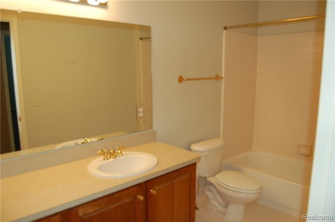 3616 Winding Brk Circle Rochester, MI 48309 - Photo 24 of 30 2nd Floor Bath