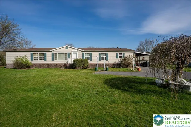 a view of a front of house with a yard