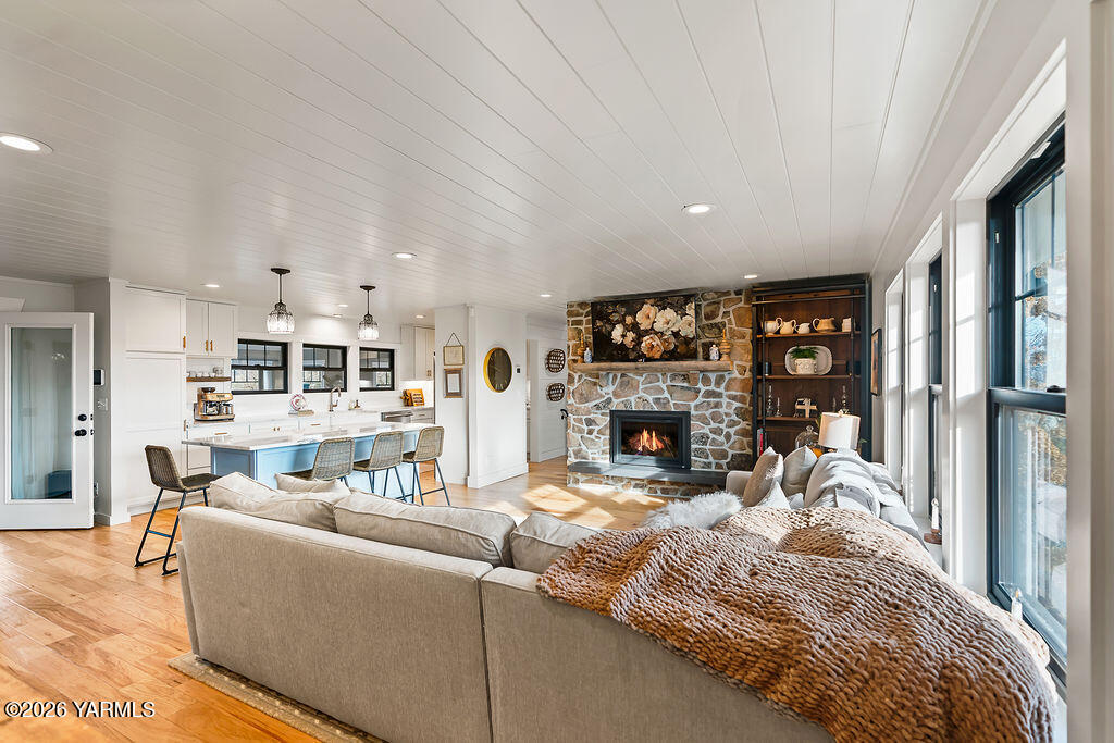 367 Baker Road Selah, WA 98942 - Photo 12 of 55 Living Room