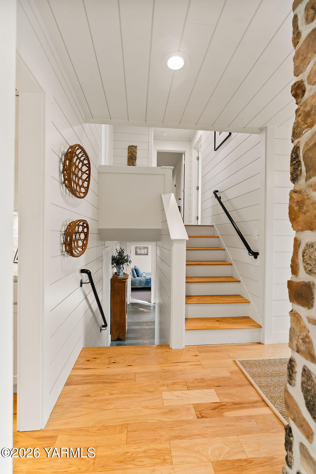 367 Baker Road Selah, WA 98942 - Photo 21 of 55 a view of entryway and hall