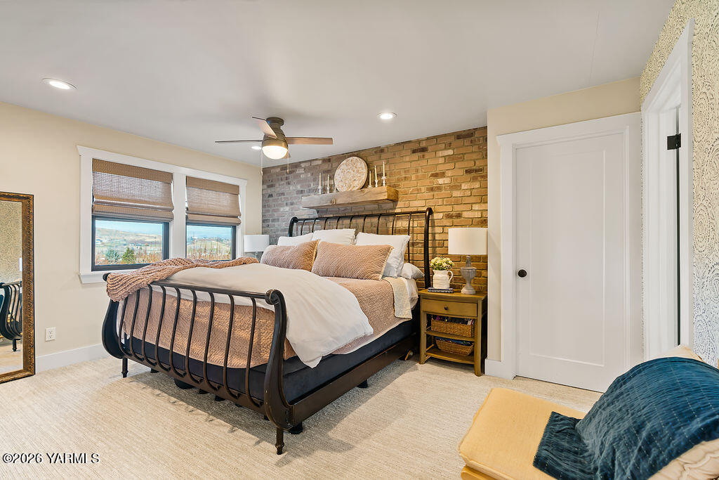 367 Baker Road Selah, WA 98942 - Photo 22 of 55 a spacious bedroom with a bed and a window