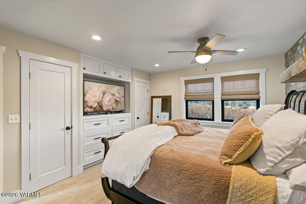 367 Baker Road Selah, WA 98942 - Photo 23 of 55 a bedroom with a large bed and a window