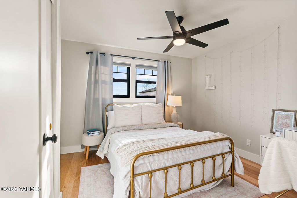 367 Baker Road Selah, WA 98942 - Photo 27 of 55 a bedroom with a bed and a ceiling fan