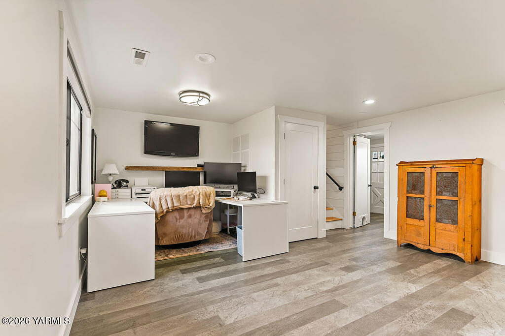 367 Baker Road Selah, WA 98942 - Photo 29 of 55 a living room with furniture and a flat screen tv