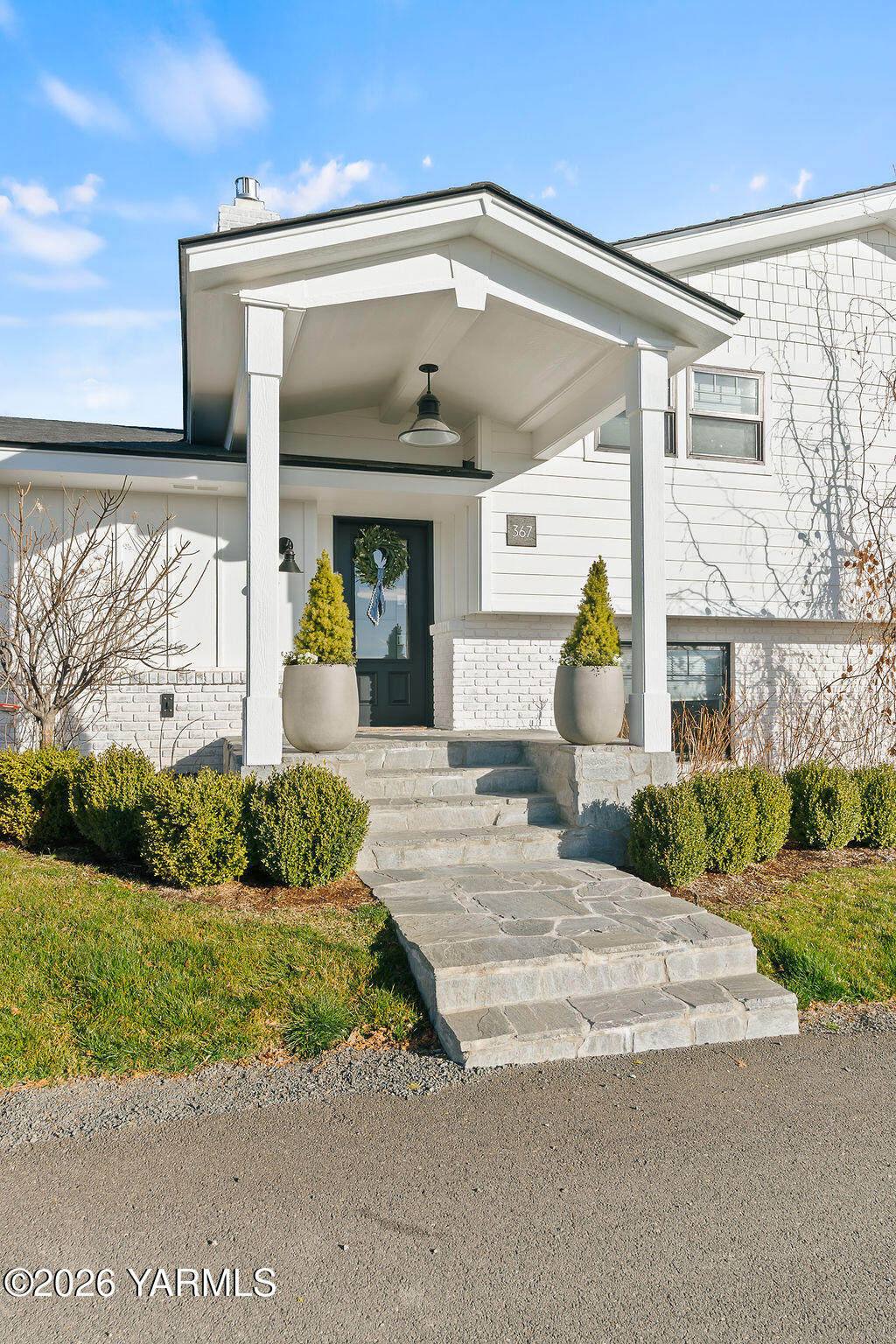 367 Baker Road Selah, WA 98942 - Photo 3 of 55 a front view of a house with garden