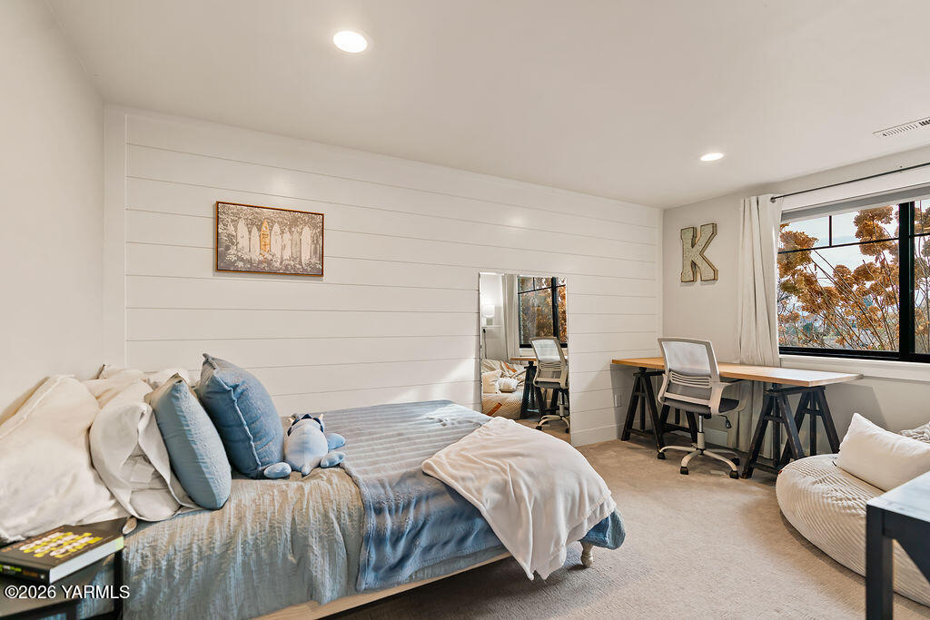 367 Baker Road Selah, WA 98942 - Photo 31 of 55 a bedroom with a bed and couch