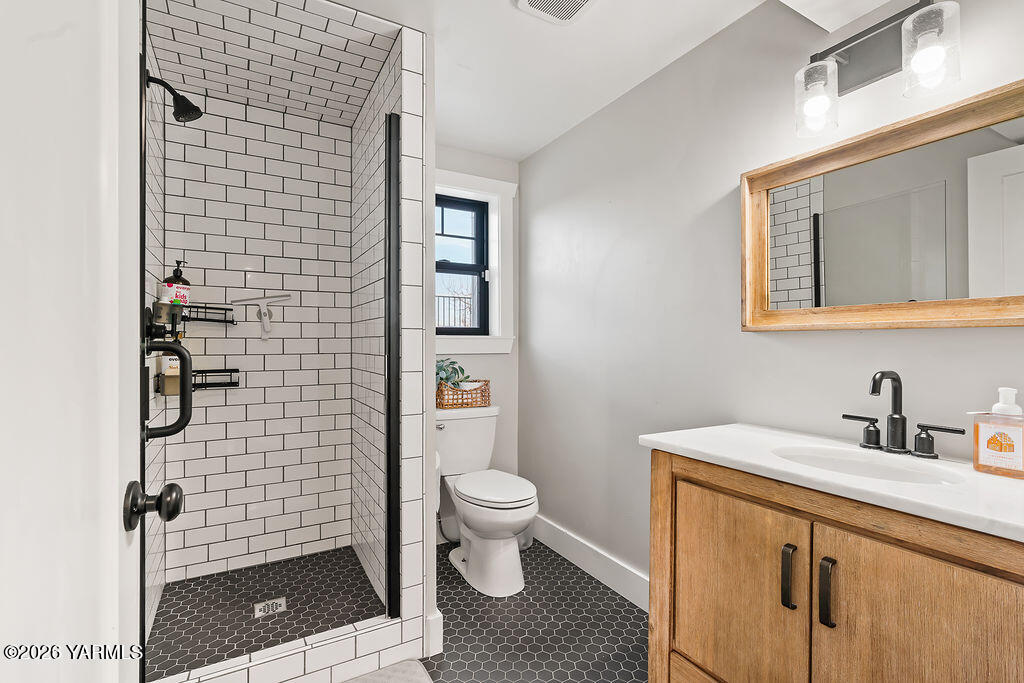 367 Baker Road Selah, WA 98942 - Photo 32 of 55 a bathroom with a sink a toilet and shower