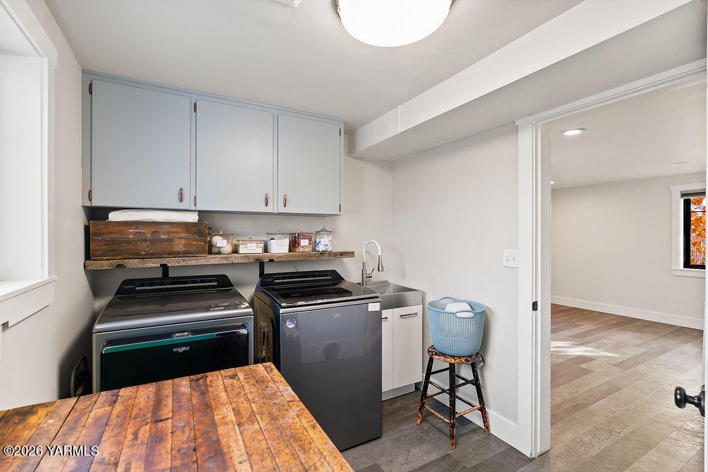 367 Baker Road Selah, WA 98942 - Photo 33 of 55 a kitchen with a stove and a sink