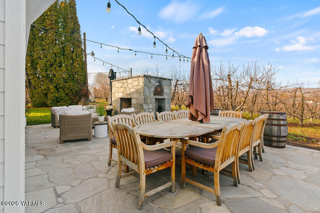 367 Baker Road Selah, WA 98942 - Photo 39 of 55 a view of a patio with a table and chairs