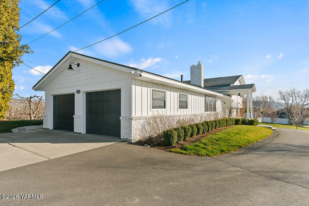 367 Baker Road Selah, WA 98942 - Photo 41 of 55 a front view of a house with a yard