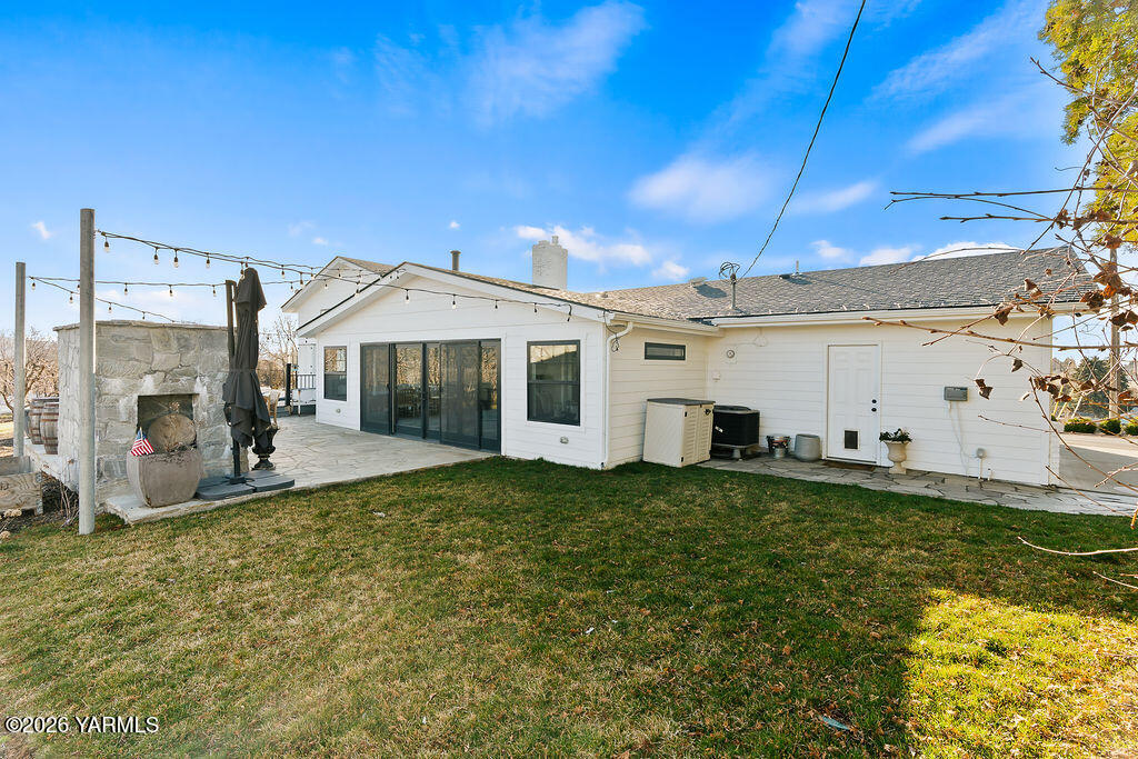 367 Baker Road Selah, WA 98942 - Photo 43 of 55 a view of a house with a yard