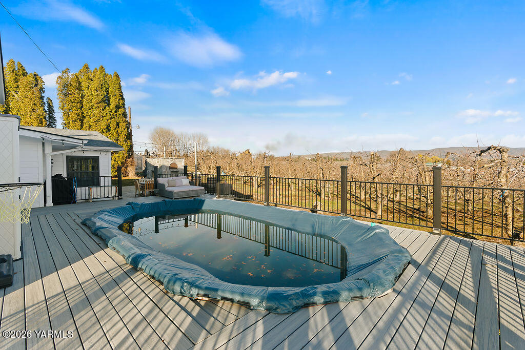 367 Baker Road Selah, WA 98942 - Photo 48 of 55 a view of a balcony with furniture and a floor to ceiling window