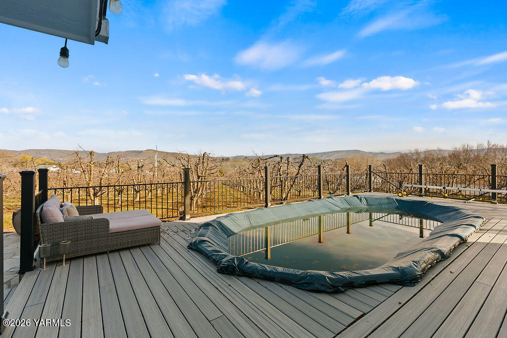 367 Baker Road Selah, WA 98942 - Photo 50 of 55 a view of a balcony with furniture