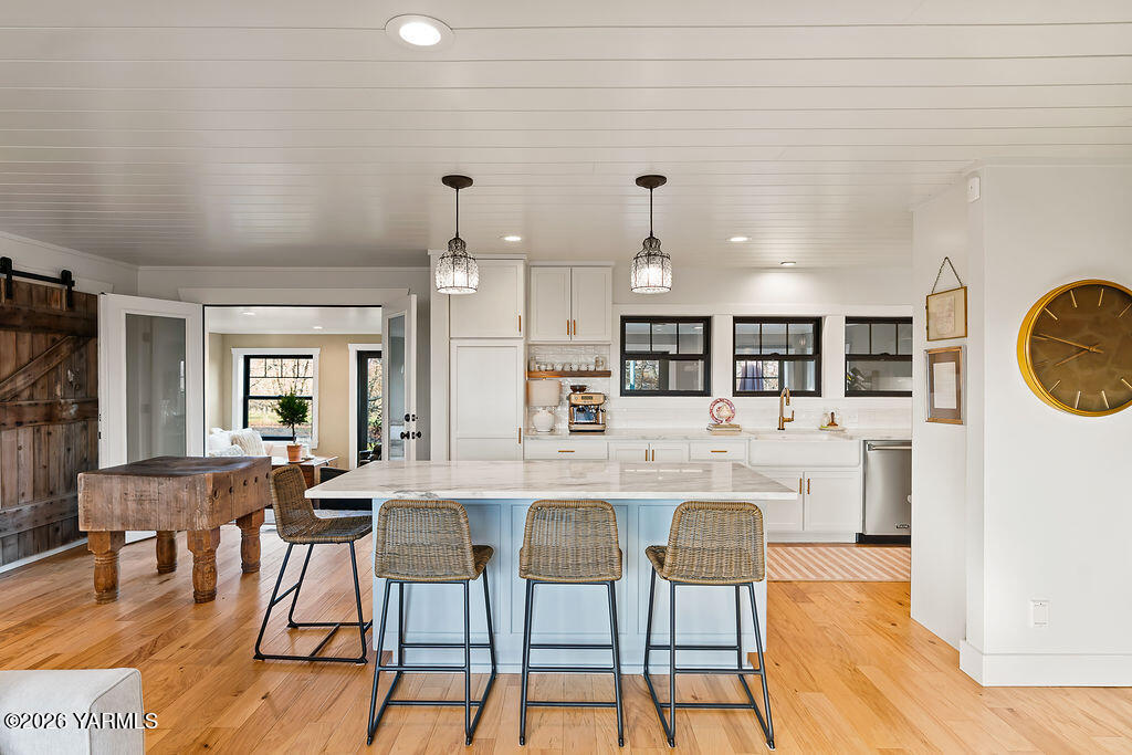367 Baker Road Selah, WA 98942 - Photo 5 of 55 a dining hall with stainless steel appliances kitchen island granite countertop a dining table chairs and granite counter tops