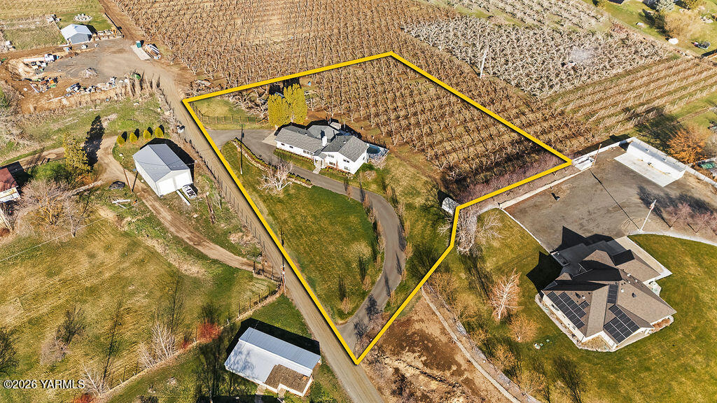 367 Baker Road Selah, WA 98942 - Photo 51 of 55 a view of a staircase