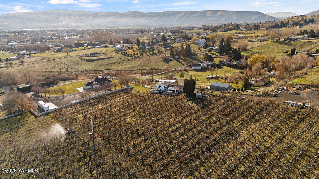 367 Baker Road Selah, WA 98942 - Photo 52 of 55 an aerial view of residential building with parking space
