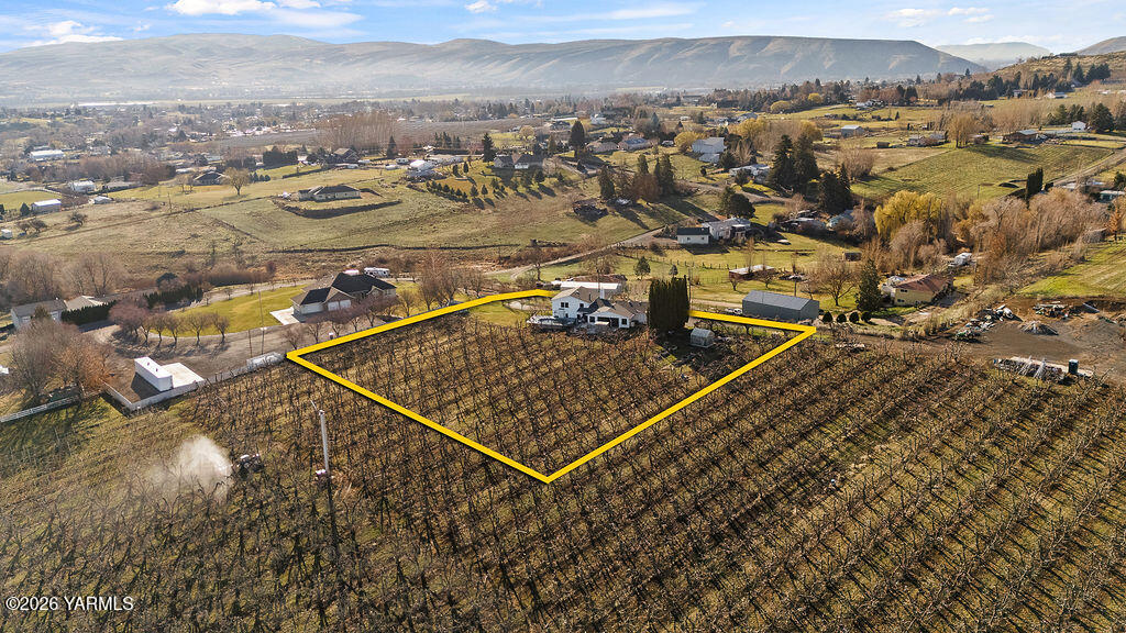 367 Baker Road Selah, WA 98942 - Photo 53 of 55 an aerial view of residential houses with outdoor space
