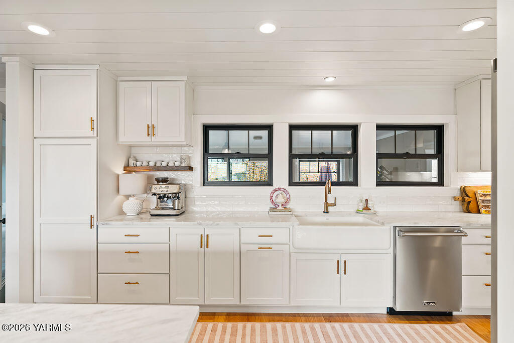 367 Baker Road Selah, WA 98942 - Photo 6 of 55 a kitchen with cabinets appliances a sink and a window