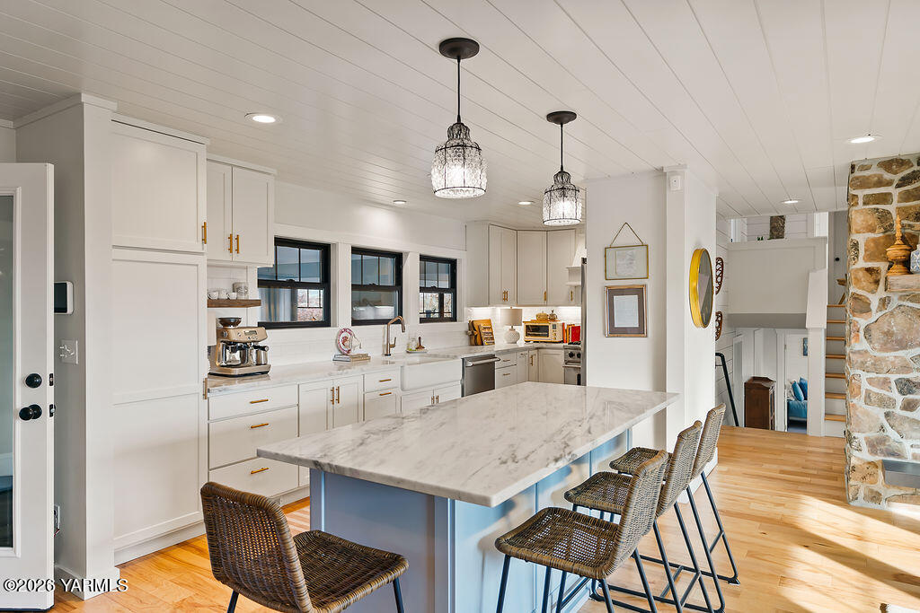 367 Baker Road Selah, WA 98942 - Photo 7 of 55 a dining area with stainless steel appliances kitchen island granite countertop a dining table chairs and a oven