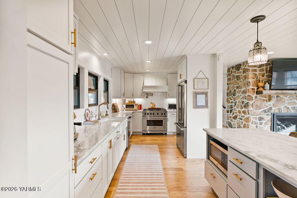 367 Baker Road Selah, WA 98942 - Photo 8 of 55 a large kitchen with stainless steel appliances granite countertop a lot of counter space and wooden floor