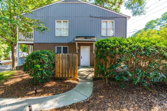 a view of a house with yard and plants