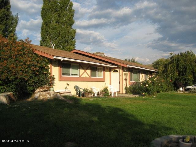 1880 Pleasant Hill Road Selah, WA 98942 - Photo 1 of 20 a front view of a house with a garden