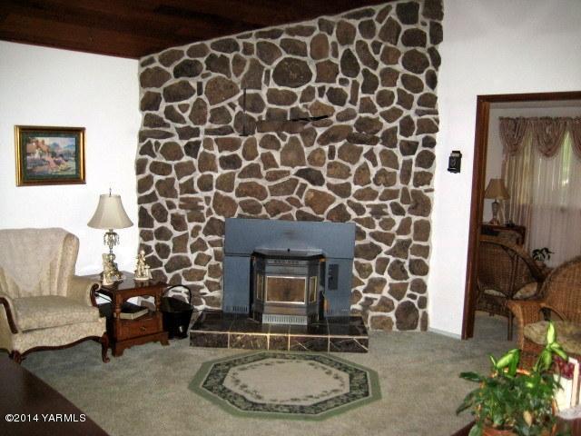 1880 Pleasant Hill Road Selah, WA 98942 - Photo 2 of 20 a living room with a couch and a fireplace