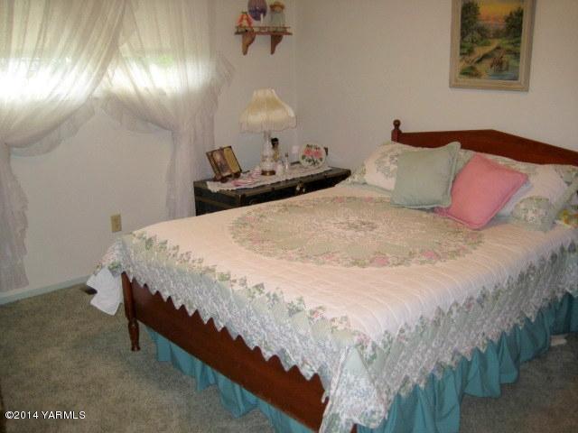 1880 Pleasant Hill Road Selah, WA 98942 - Photo 11 of 20 a bedroom with bed and window