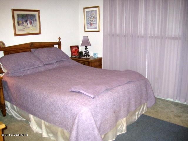 1880 Pleasant Hill Road Selah, WA 98942 - Photo 12 of 20 a bedroom with a bed and a painting on the wall