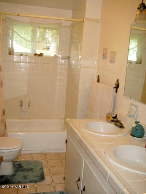 1880 Pleasant Hill Road Selah, WA 98942 - Photo 13 of 20 a bathroom with a sink and a shower