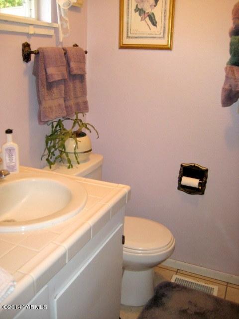 1880 Pleasant Hill Road Selah, WA 98942 - Photo 14 of 20 a bathroom with a sink and a toilet