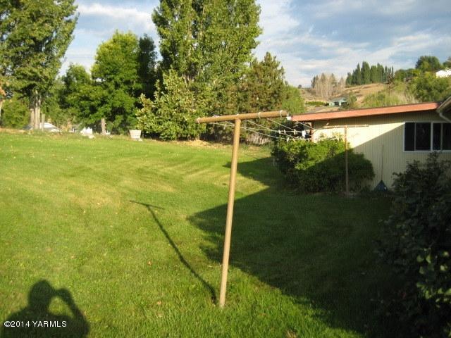 1880 Pleasant Hill Road Selah, WA 98942 - Photo 18 of 20 a backyard of a house with lots of green space