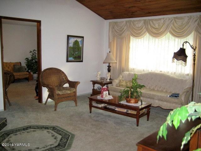 1880 Pleasant Hill Road Selah, WA 98942 - Photo 3 of 20 a living room with furniture and a window