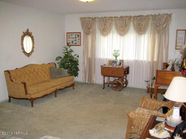 1880 Pleasant Hill Road Selah, WA 98942 - Photo 4 of 20 a living room with furniture and a mirror